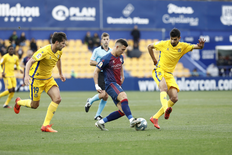 El Huesca fue efectivo de cara a gol y dominó el partido en el Santo Domingo.