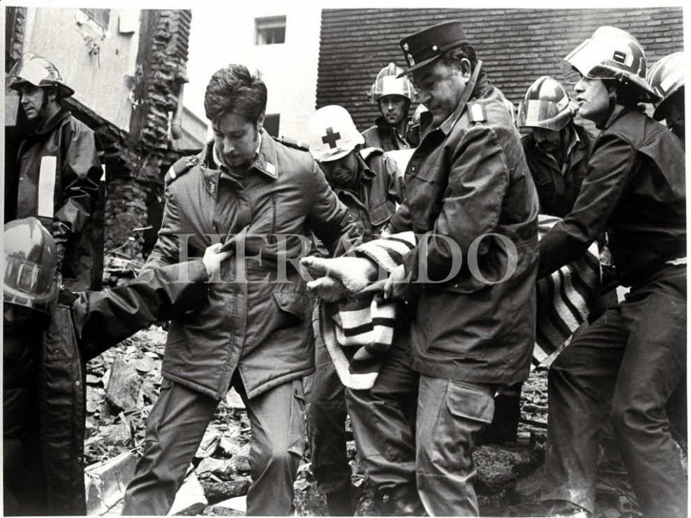 Foto del atentado contra la casa cuartel de Zaragoza el 11 de diciembre de 1987
