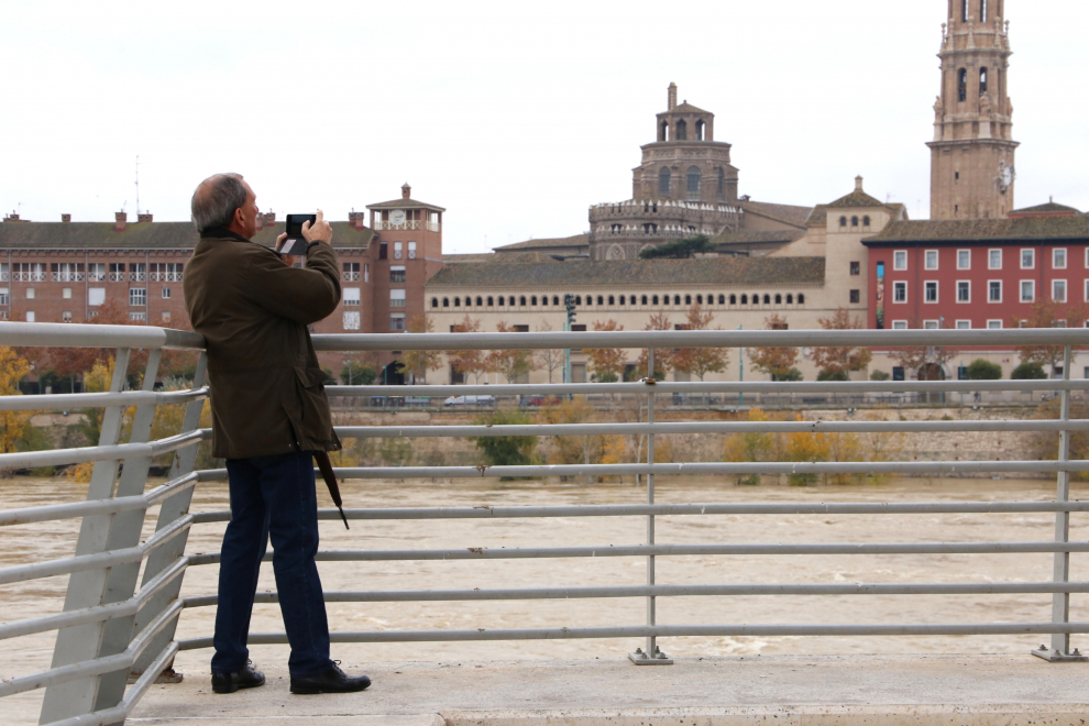 El Ebro anega las riberas de la capital