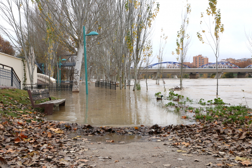 El Ebro anega las riberas de la capital