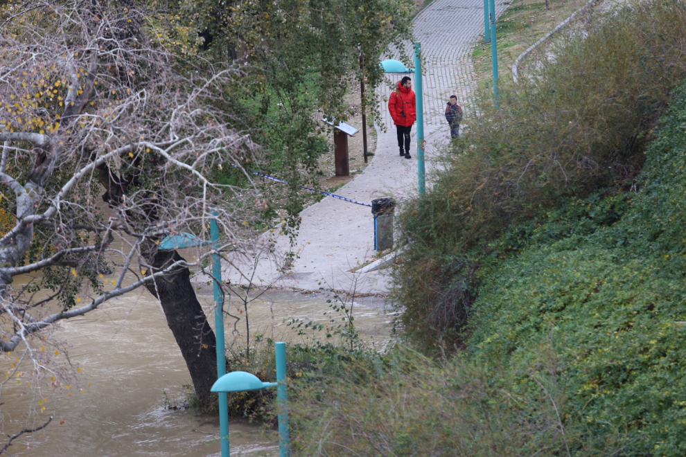 El Ebro anega las riberas de la capital
