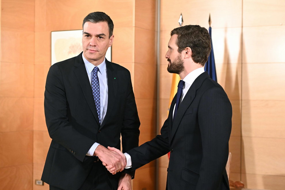 El presidente del Gobierno en funciones, Pedro Sánchez (i), y el líder del PP, Pablo Casado (d)