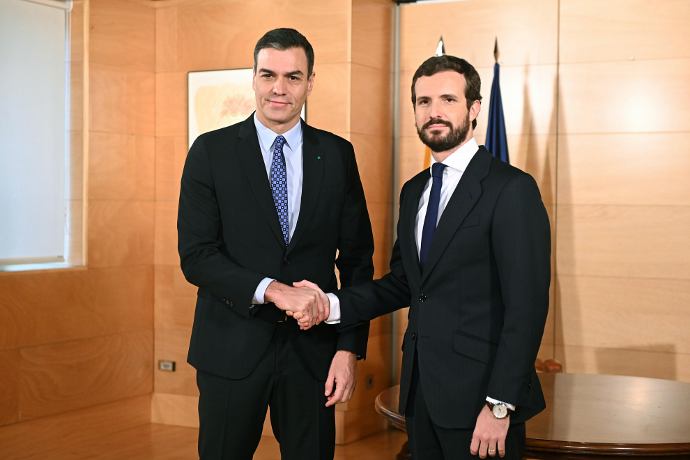 El presidente del Gobierno en funciones, Pedro Sánchez (i), y el líder del PP, Pablo Casado (d),