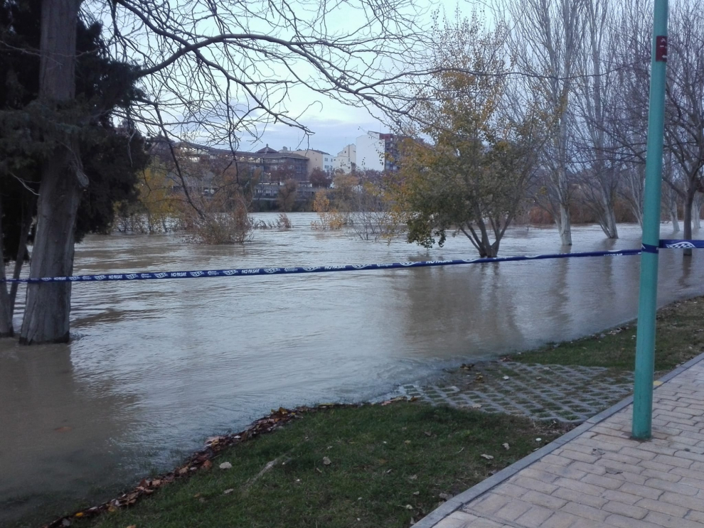 El río Ebro anegó las riberas a su paso por la capital. La punta de la crecida pasa en torno a las 8.30 por Zaragoza tras obligar a desalojos y anegar cultivos en la Ribera Alta.