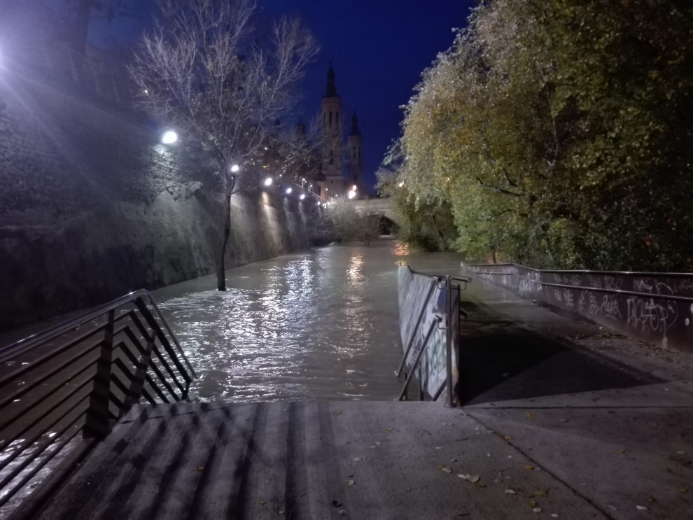La crecida del Ebro anegó las riberas del río a su paso por la capital.