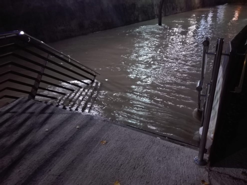 La crecida del Ebro anegó las riberas del río a su paso por la capital.