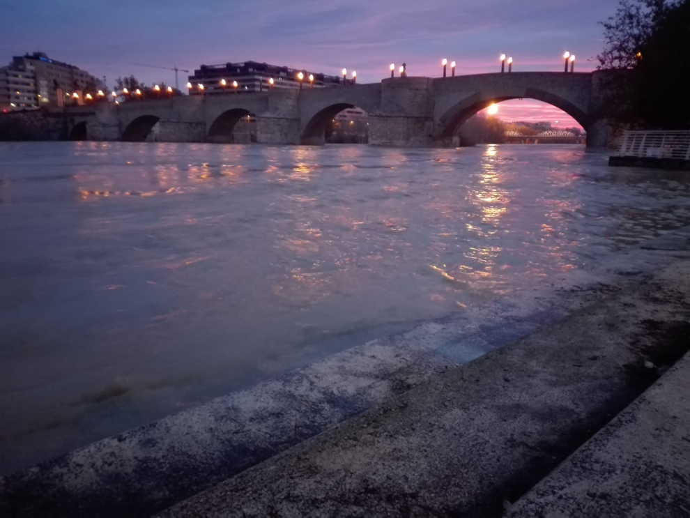 El río Ebro anegó las riberas a su paso por la capital. La punta de la crecida pasa en torno a las 8.30 por Zaragoza tras obligar a desalojos y anegar cultivos en la Ribera Alta.