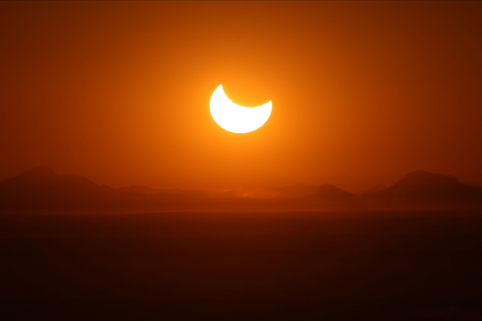 Phnom Penh (Cambodia), 26/12/2019.- A partial solar eclipse is visible from Phnom Penh, Cambodia, 26 December 2019. During the celestial annular solar eclipse, the moon covers the Sun's center, leaving the Sun's visible rim to form a 'ring of fire' or annulus around the moon. (Incendio, Camboya) EFE/EPA/KITH SEREY Solar eclipse in Phnom Penh