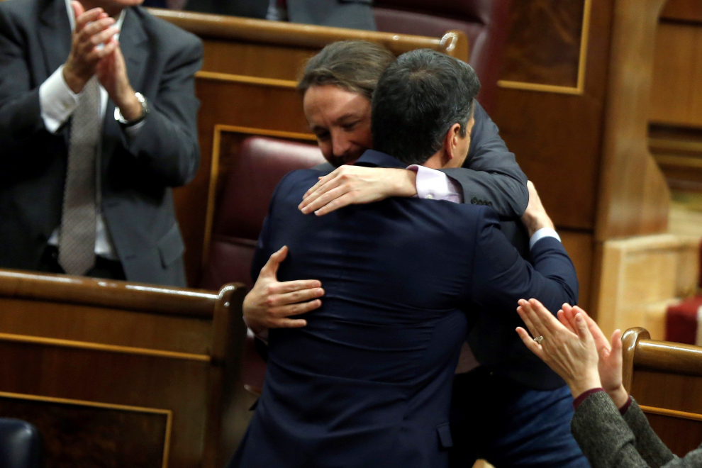 Pablo Iglesias saluda a Pedro Sánchez tras su intervención este sábado en el Congreso