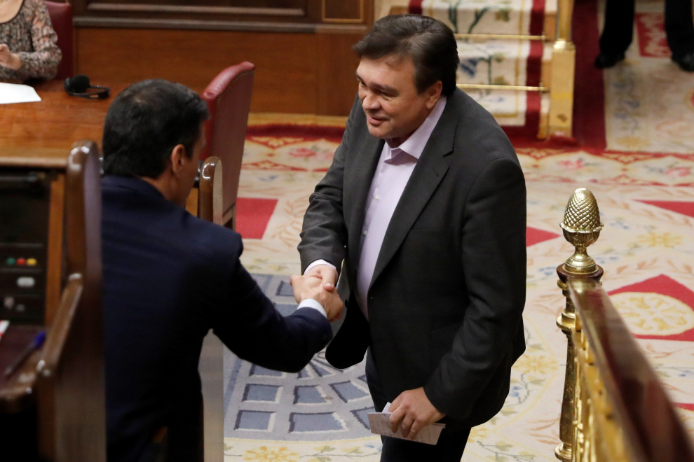 Tomás Guitarte y Pedro Sánchez se saludan durante el pleno de investidura del líder socialista.