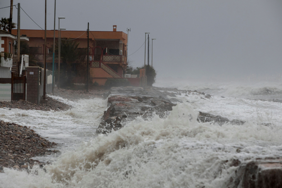 Vista del oleaje causado por el temporal en la playa de Nules, en Castellón