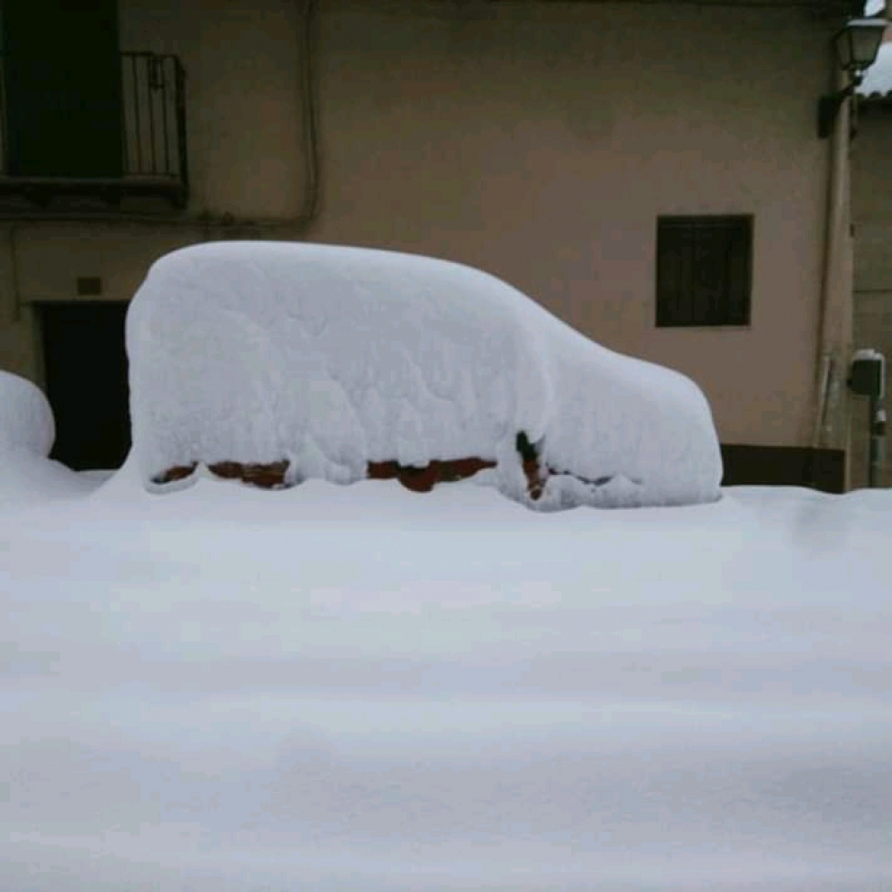 Coche cubierto de nieve en Peñarroya de Tastavins.