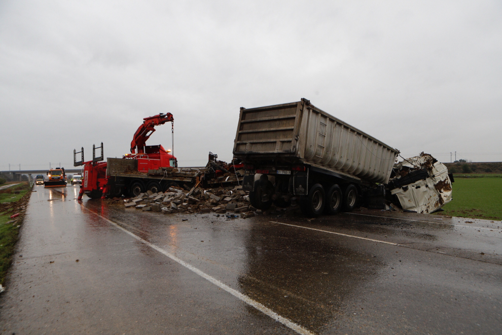 El accidente se ha producido en la N-II pasadas las 8.00 a la altura de Osera de Ebro.