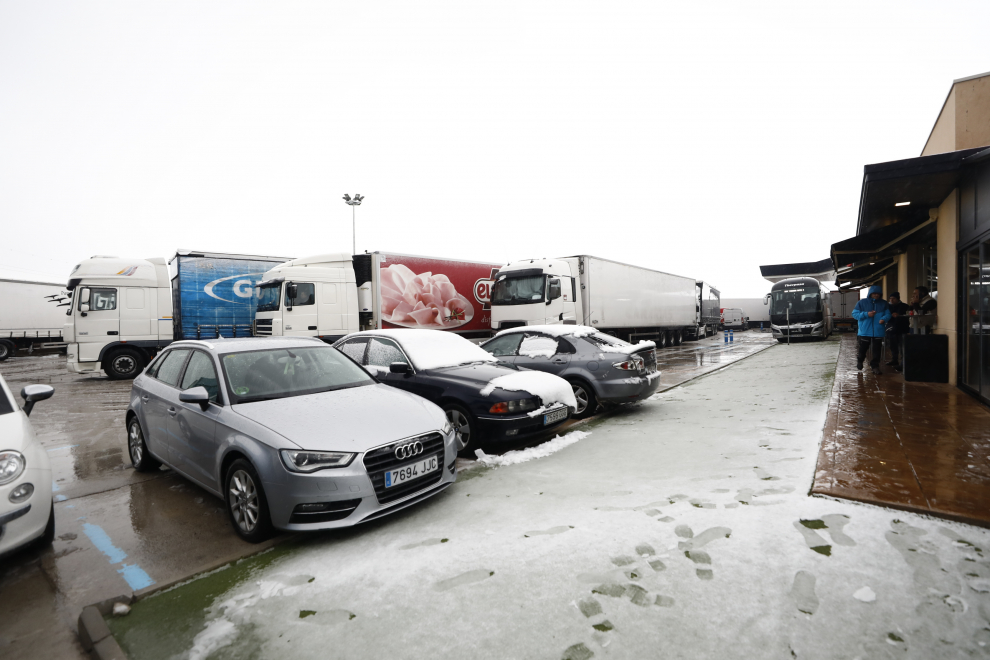 La nevada ha causado complicaciones en Muel y su entorno a primera hora y ha impedido ir a trabajar a algunas empresas.