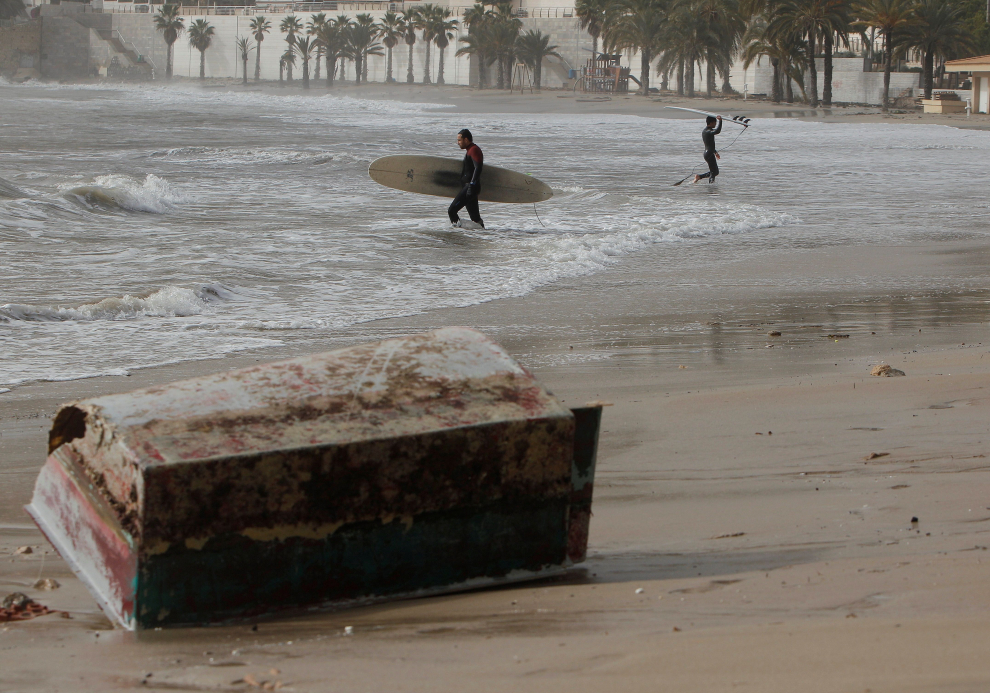 En Valencia se atrevieron a hacer surf.