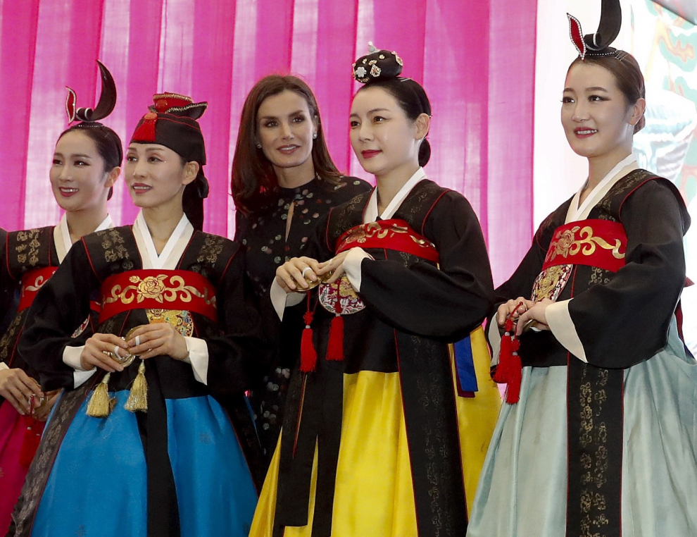 La primera feria de turismo de España y una de las principales a nivel internacional cumple 40 años, y tiene como país invitado a Corea del Sur. La reina Letizia ha inaugurado este miércoles una nueva edición del encuentro.