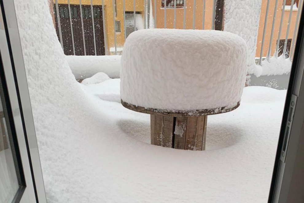 Las mesas parecen grandes setas nevadas en Cucalón.