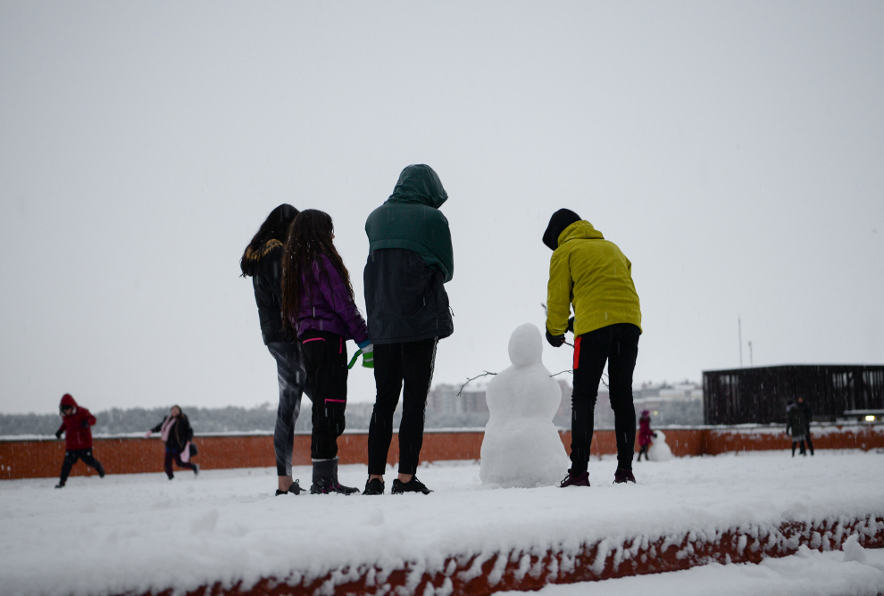Los turolenses aprovecharon para hacer muñecos de nieve.