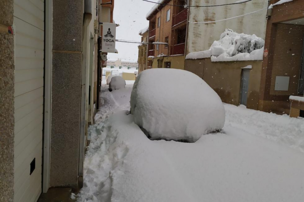 Un coche completamente cubierto por la nieve en Andorra.