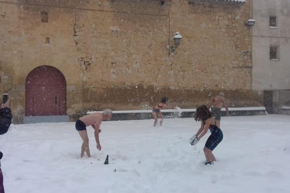 Un grupo de valientes desafia al frío en Torre de Arcas.