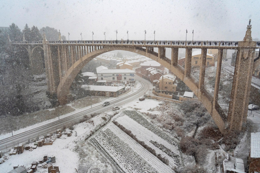 Los turolenses aprovecharon para hacer muñecos de nieve.