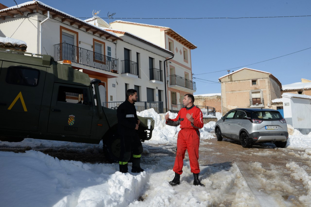 La máquina quitanieves y la UME (Unidad Militar de Emergencias) han llegado este miércoles a la localidad turolense de Fuenferrada