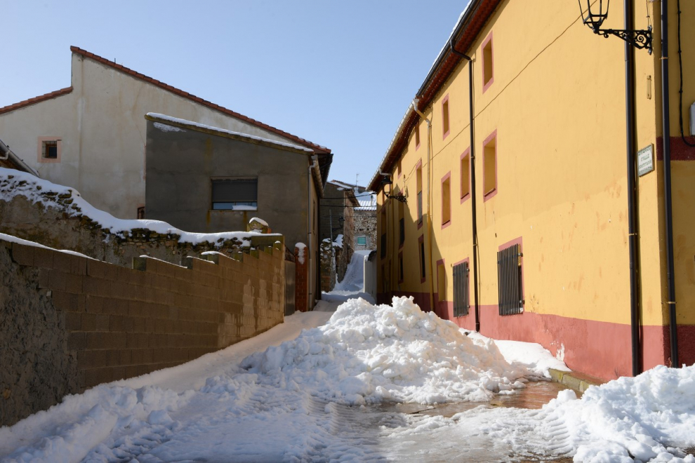 Pancrudo (Teruel), sin luz y con capazos de nieve en las calles