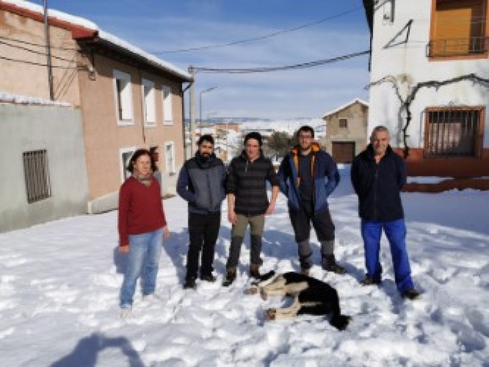Vecinos de Valdehorna, en la comarca del Campo de Daroca