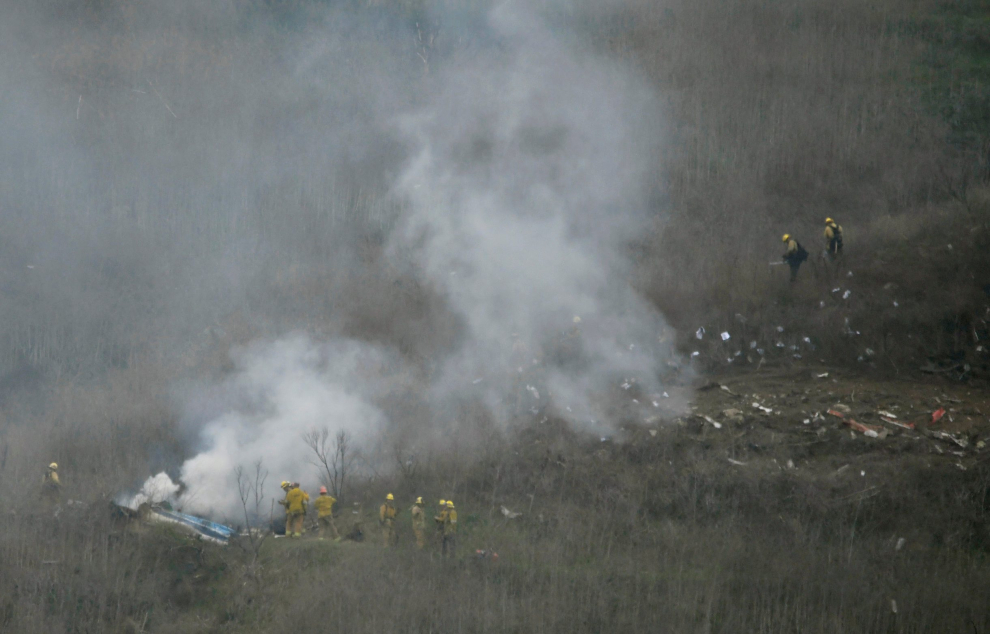 LA county firefighters on the scene of a helicopter crash that reportedly killed Kobe Bryant in Calabasas, California, U.S. January 26, 2020. REUTERS/Gene Blevins [[[REUTERS VOCENTO]]] PEOPLE-KOBE BRYANT/