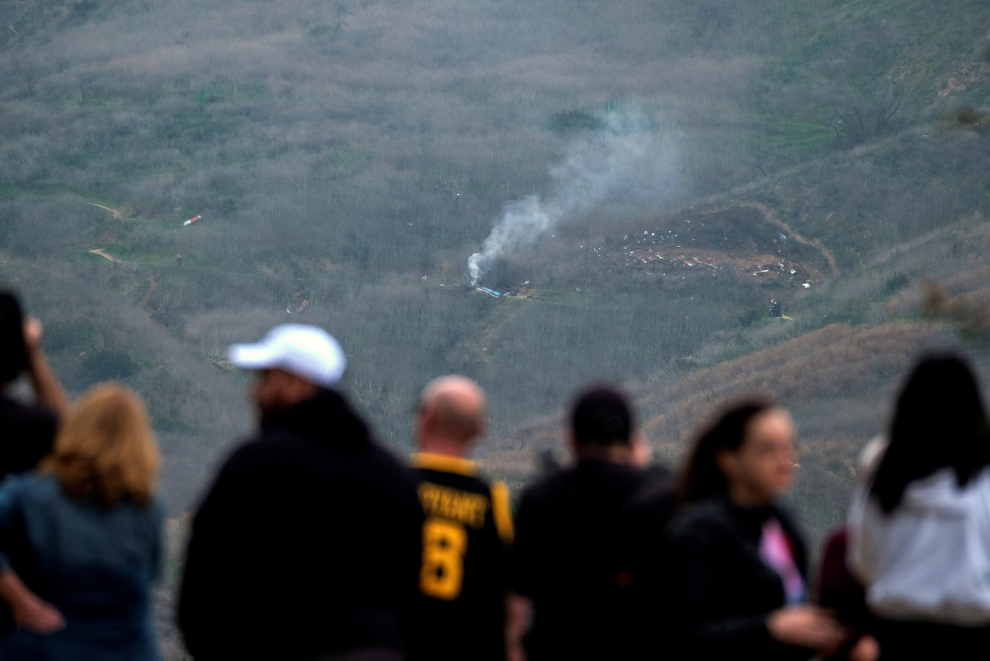 Smoke rises from the scene of a helicopter crash that reportedly killed retired basketball star Kobe Bryant in Calabasas, California, U.S., January 26, 2020.  REUTERS/Ringo Chiu [[[REUTERS VOCENTO]]] PEOPLE-KOBE BRYANT/