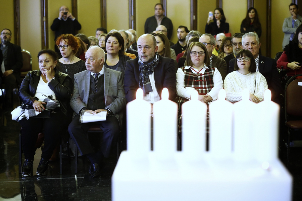 Homenaje en el Ayuntamiento de Zaragoza a los seis millones de judíos asesinados durante el Holocausto.