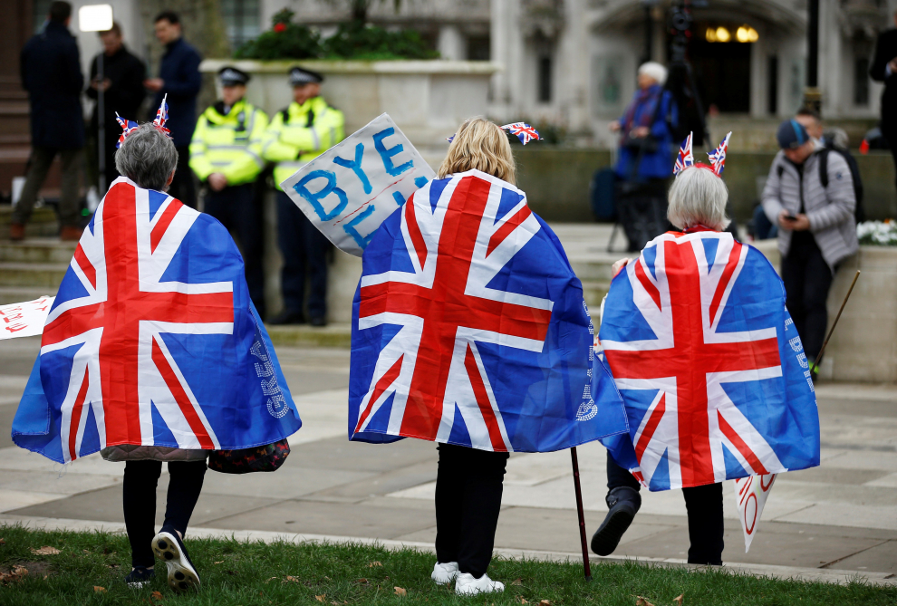 A person holds a placard as people celebrate Britain leaving the EU on Brexit day at Parliament Square in London, Britain January 31, 2020. REUTERS/Simon Dawson [[[REUTERS VOCENTO]]] BRITAIN-EU/