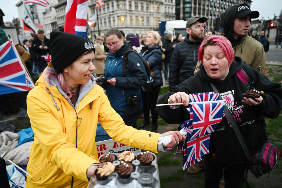 London (United Kingdom), 31/01/2020.- Pro Brexit supporters celebrate outside the Houses of Parliament in London, Britain, 31 January 2020. Britain officially exits the EU on 31 January 2020, beginning an eleven month transition period. (Reino Unido, Londres) EFE/EPA/NEIL HALL Britain prepares to leave the EU