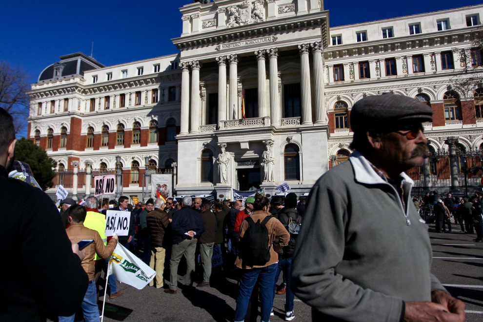 Agricultores y ganaderos protestan ante el Ministerio de Agricultura, este miércoles, en Madrid,