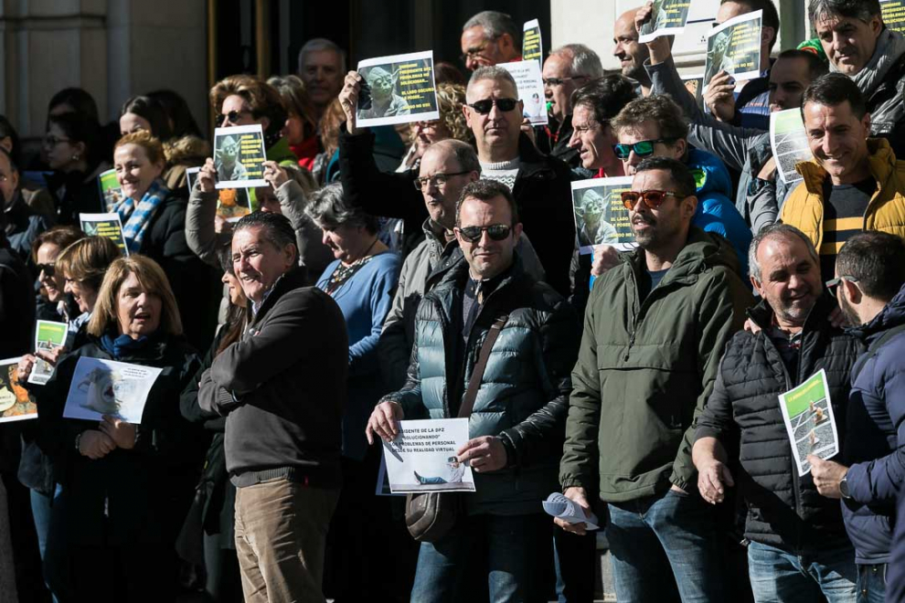 Los trabajadores se han concentrado este miércoles a las 12.00 en la puerta principal de la DPZ.
