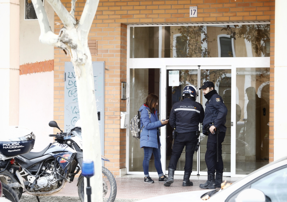 Un hombre acuchilla a una joven a la puerta de su casa en Zaragoza