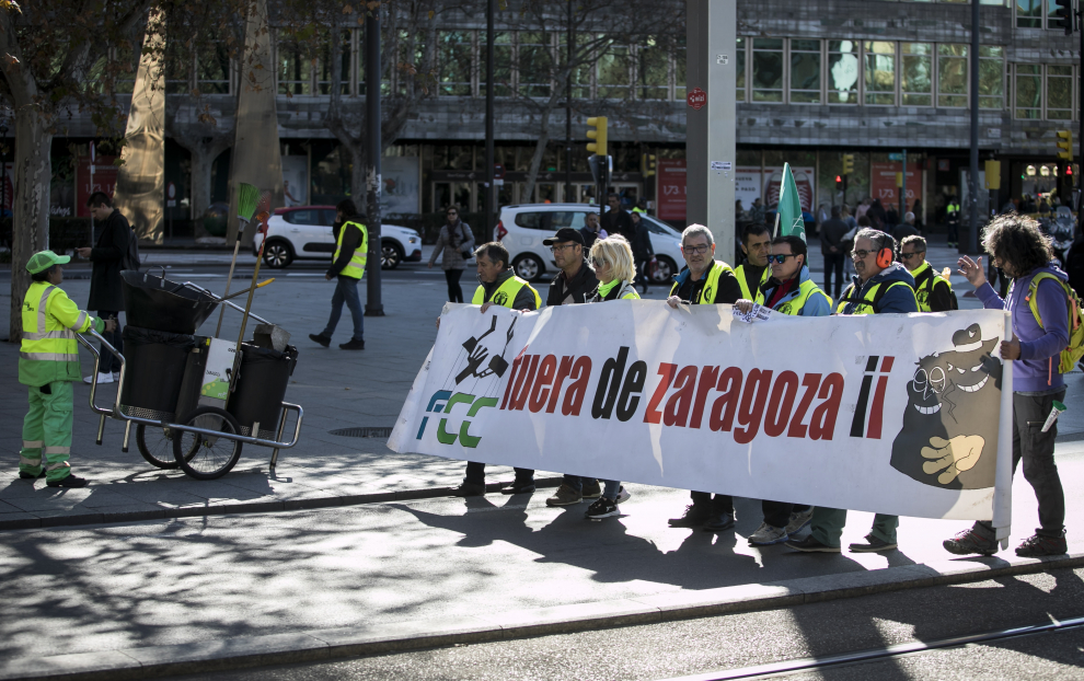 Protesta de los trabajadores de FCC por el centro de Zaragoza