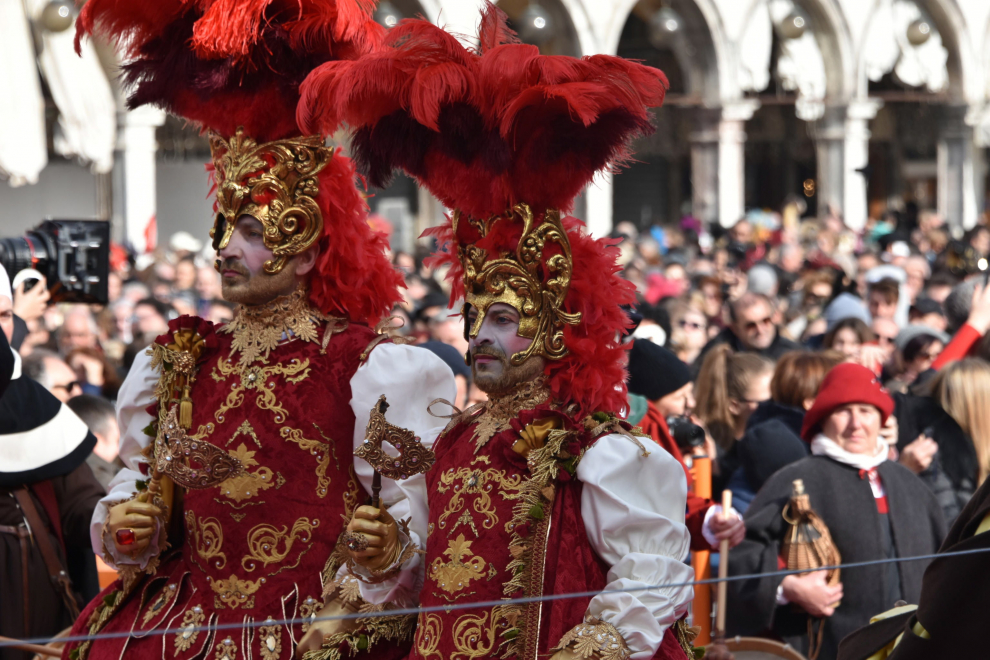 Venice (Italy), 16/02/2020.- People wear mask and colorful costumes waiting for the traditional Volo dell' Angelo (Flight of the Angel), event that marks the official opening of the celebrations of Venice Carnival at St. Mark's Square in Venice, Italy, 16 february 2020. (Italia, Niza, Venecia) EFE/EPA/ANDREA MEROLA The traditional 'Volo dell'Angelo' in Venice