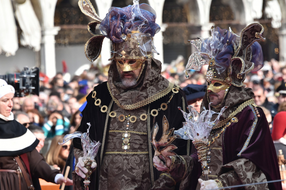 Venice (Italy), 16/02/2020.- People wear mask and colorful costumes waiting for the traditional Volo dell' Angelo (Flight of the Angel), event that marks the official opening of the celebrations of Venice Carnival at St. Mark's Square in Venice, Italy, 16 february 2020. (Italia, Niza, Venecia) EFE/EPA/ANDREA MEROLA The traditional 'Volo dell'Angelo' in Venice