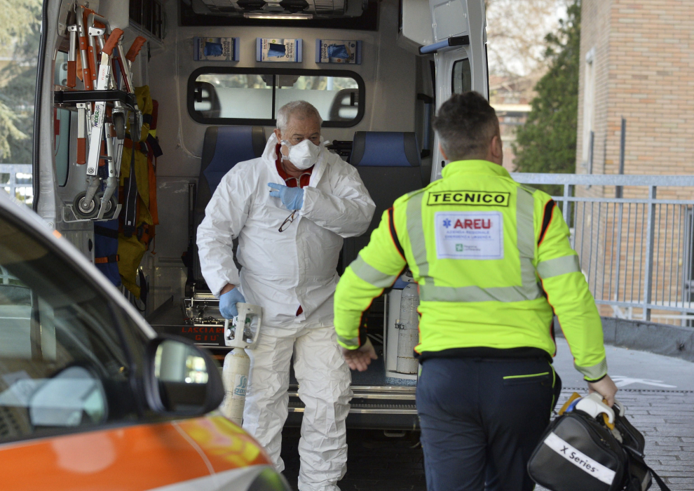 Trabajadores del hospital de la ciudad italiana de Codogno protegidos con máscaras