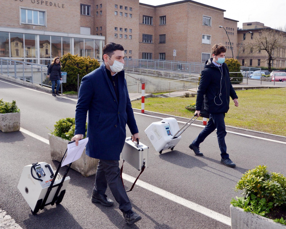 Codogno (lodi) (Italy), 21/02/2020.- Health workers (front, in blue) wearing face masks walk with portable medical equipment in a corridor of the Codogno Civic Hospital, where the Emergency Room has been closed as a precautionary measure, in Codogno near Lodi, northern Italy, 21 February 2020. Six people have been reported infected with the novel coronavirus in Italy, all in the region of Lombardy, authorities said on 21 February. Residents of Codogno have been advised by regional authorities to stay at home as a protective measure and avoid all social contact. (Italia) EFE/EPA/MAURIZIO MAULE Novel coronavirus, six infected in Lombardy, northern Italy