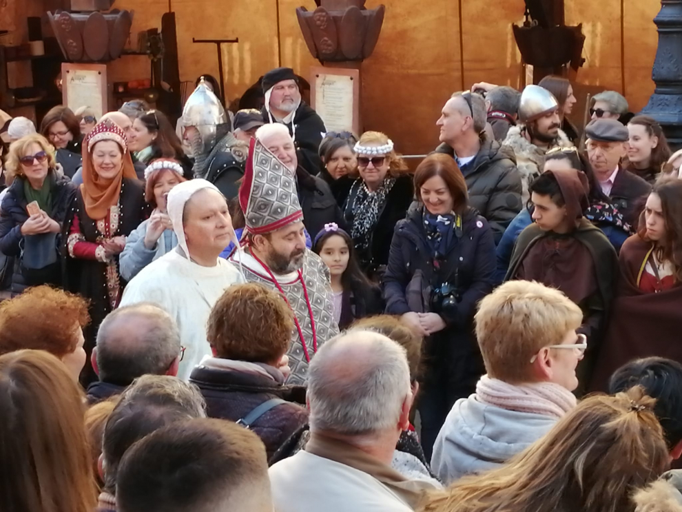 Por fin aparece el Obispo de Albarracín. Invitados y familiares le esperaban angustiados. Se ha retrasado por un problema de salud que no hace público, solo lo cuchichea.