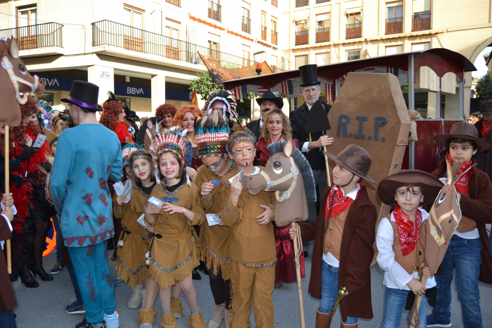 Colorido y animado desfile del carnaval en Tauste.