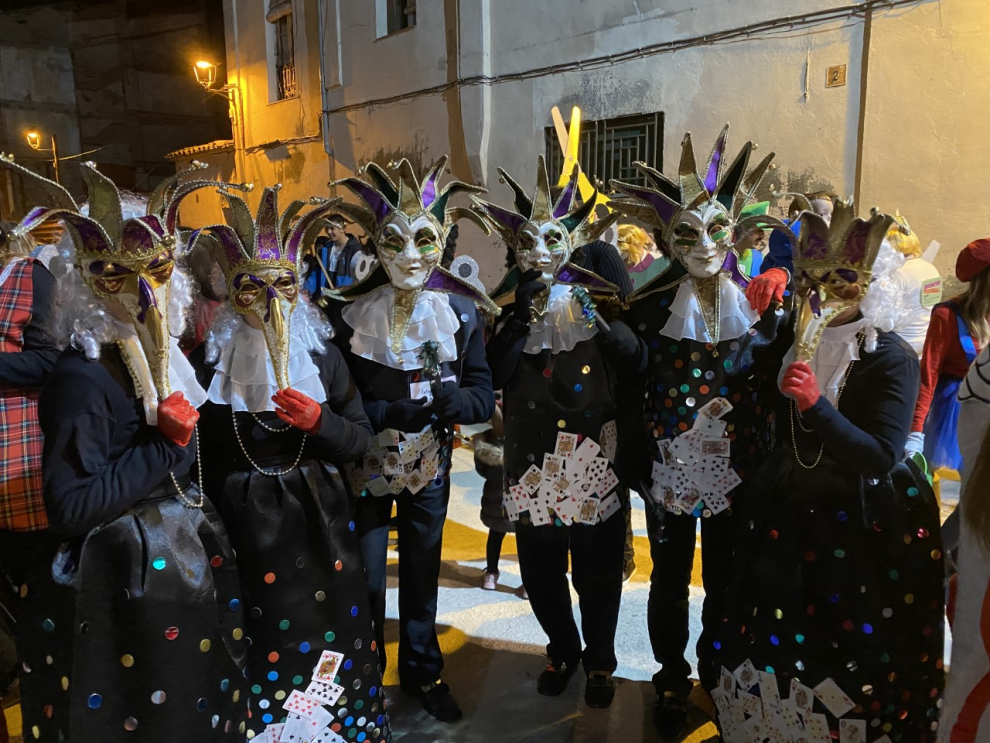 Niños, jóvenes y adultos desfilaron por el centro de Barbastro en un animado carnaval.