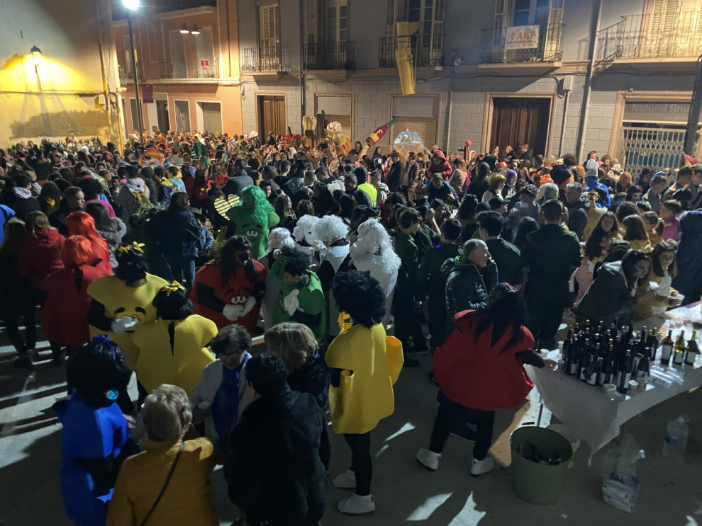Niños, jóvenes y adultos desfilaron por el centro de Barbastro en un animado carnaval.
