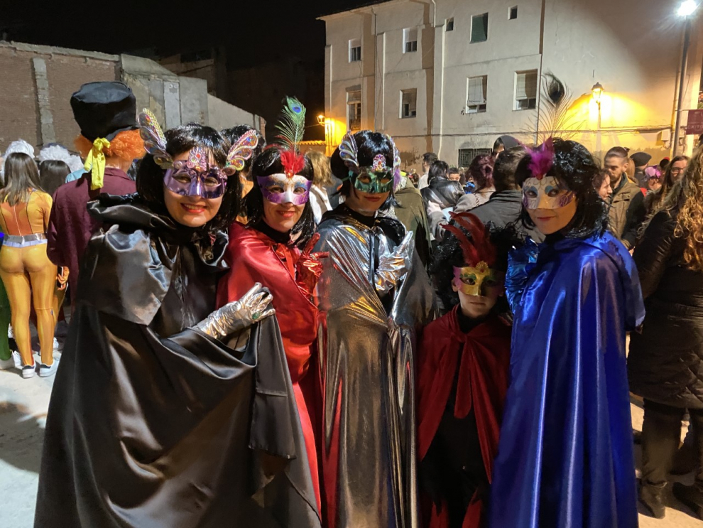 Niños, jóvenes y adultos desfilaron por el centro de Barbastro en un animado carnaval.