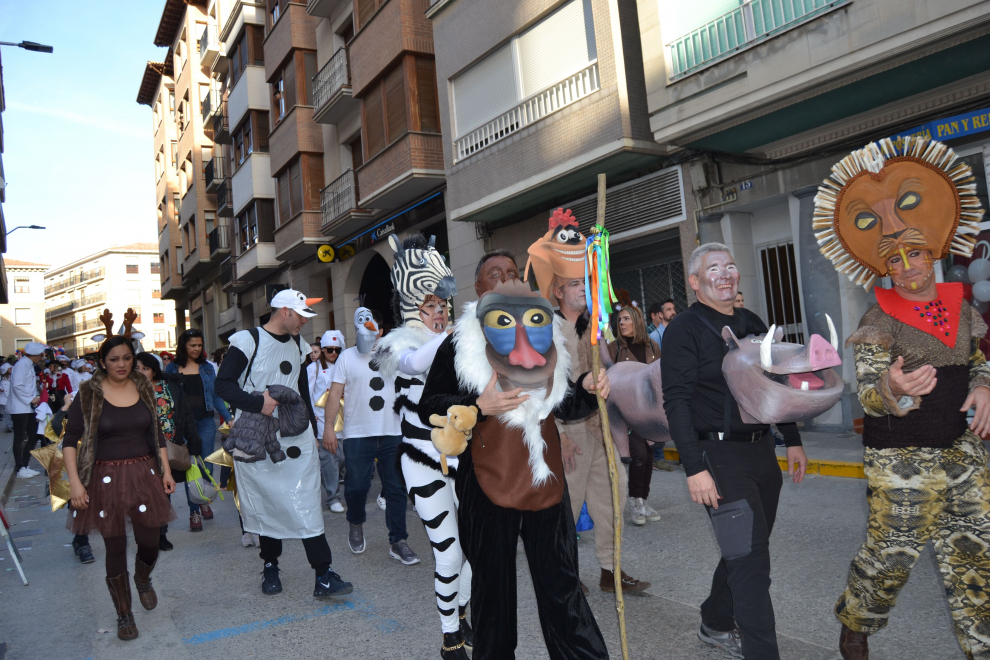 Colorido y animado desfile del carnaval en Tauste.
