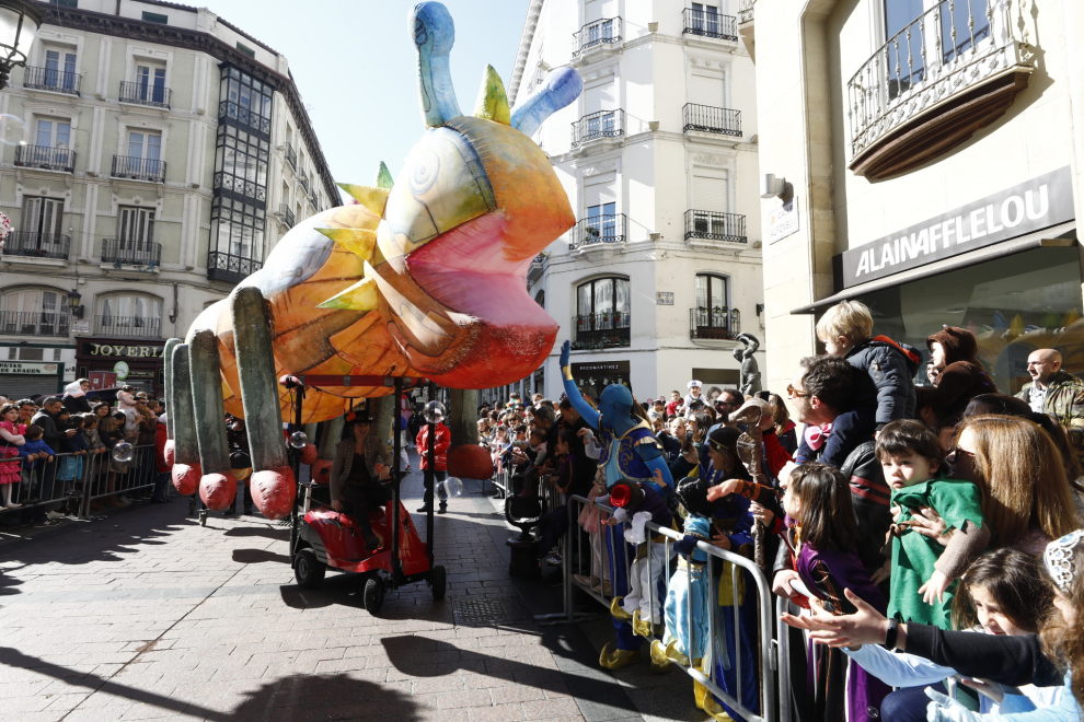 Mucho color y personajes extravagantes en el carnaval infantil de Zaragoza
