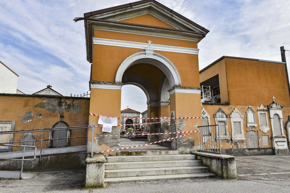 Casalpusterlengo (Italy), 23/02/2020.- Cemetery closed due to Coronavirus emergency in Casalpusterlengo, one the northern Italian towns placed under lockdown due to the new coronavirus outbreak, 23 February 2020. Two deaths from the novel coronavirus sparked fears throughout northern Italy as about 50,000 people were poised for a weeks-long lockdown imposed by authorities trying to halt a further increase in infections. Italy on 21 February became the first country in Europe to report the death of one of its own nationals from the virus, triggering travel restrictions on about a dozen towns where the number of people contaminated has continued to rise. (Italia) EFE/EPA/Paolo Salmoirago Coronavirus in Italy
