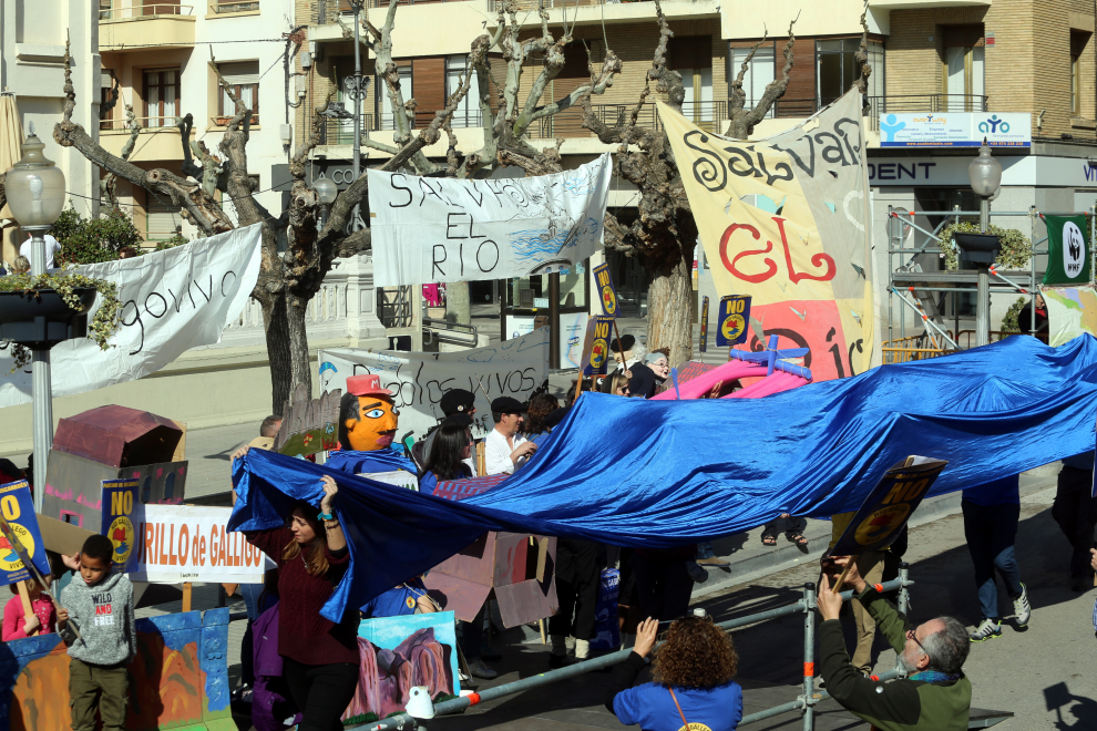 Imágenes de la concentración contra el embalse de Biscarrués en la plaza de Navarra de Huesca.